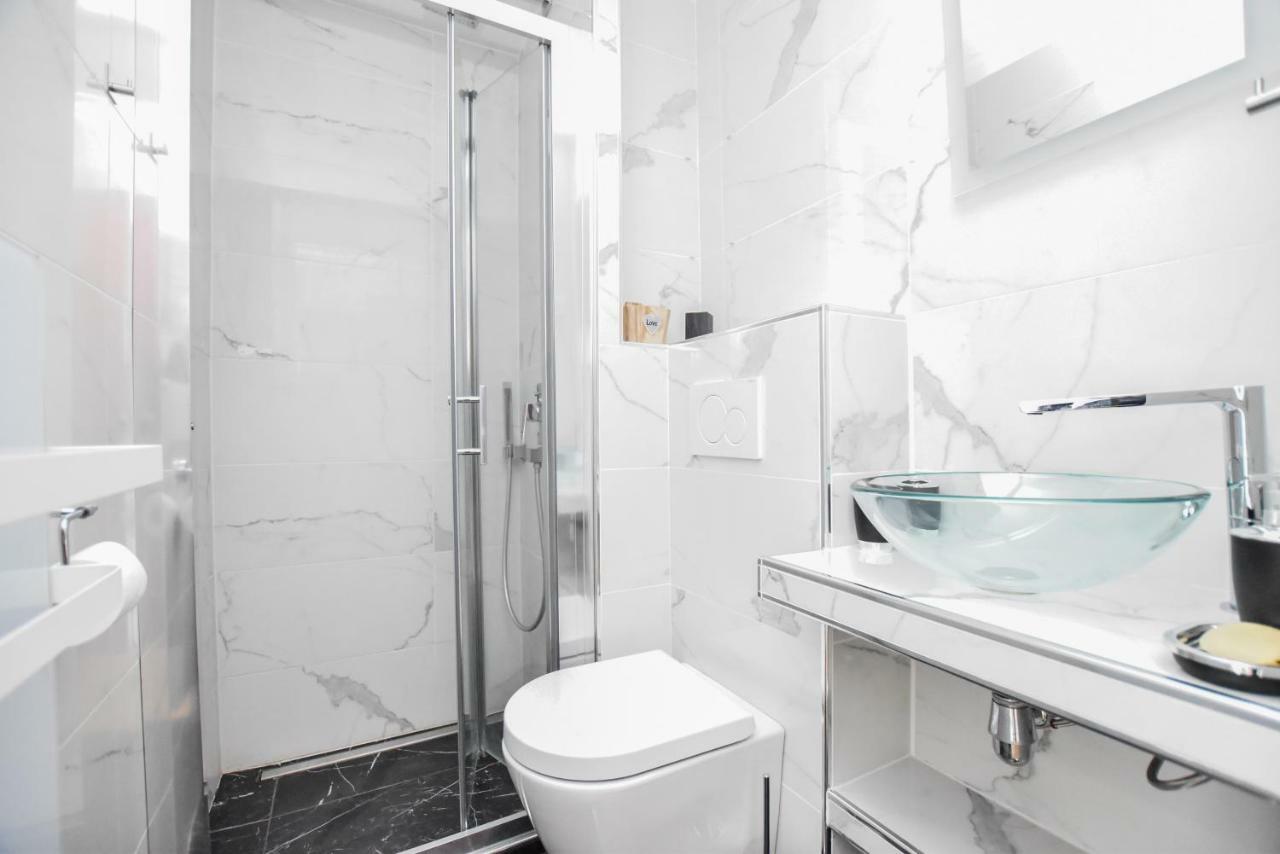 Luxe, Avenue Foch Apartment *